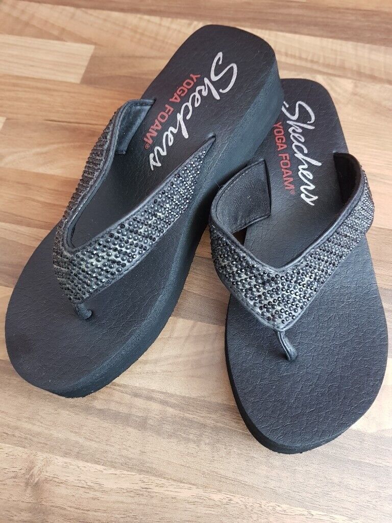 skechers yoga foam thongs